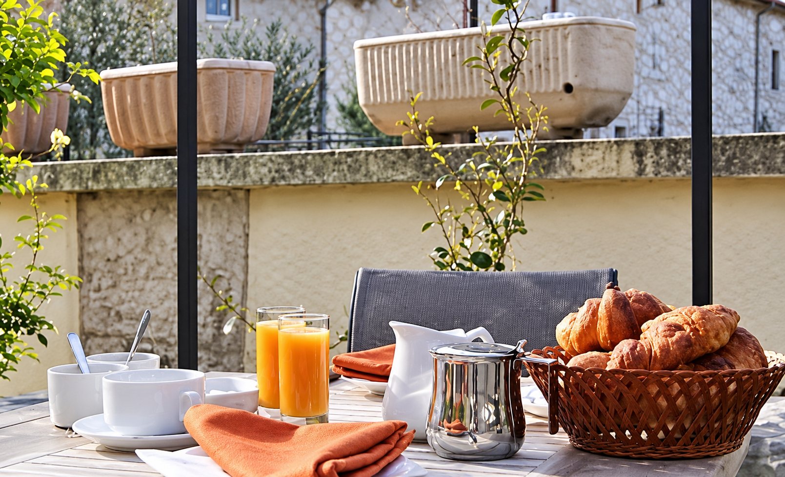 Petit-déjeuner en terrasse : croissants, jus d’orange et café
